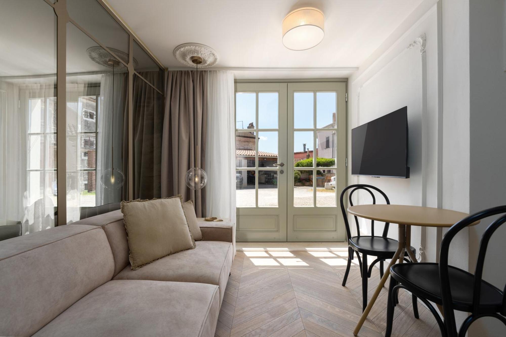 Silent Stone Apartment เวอร์ซาร์ ภายนอก รูปภาพ