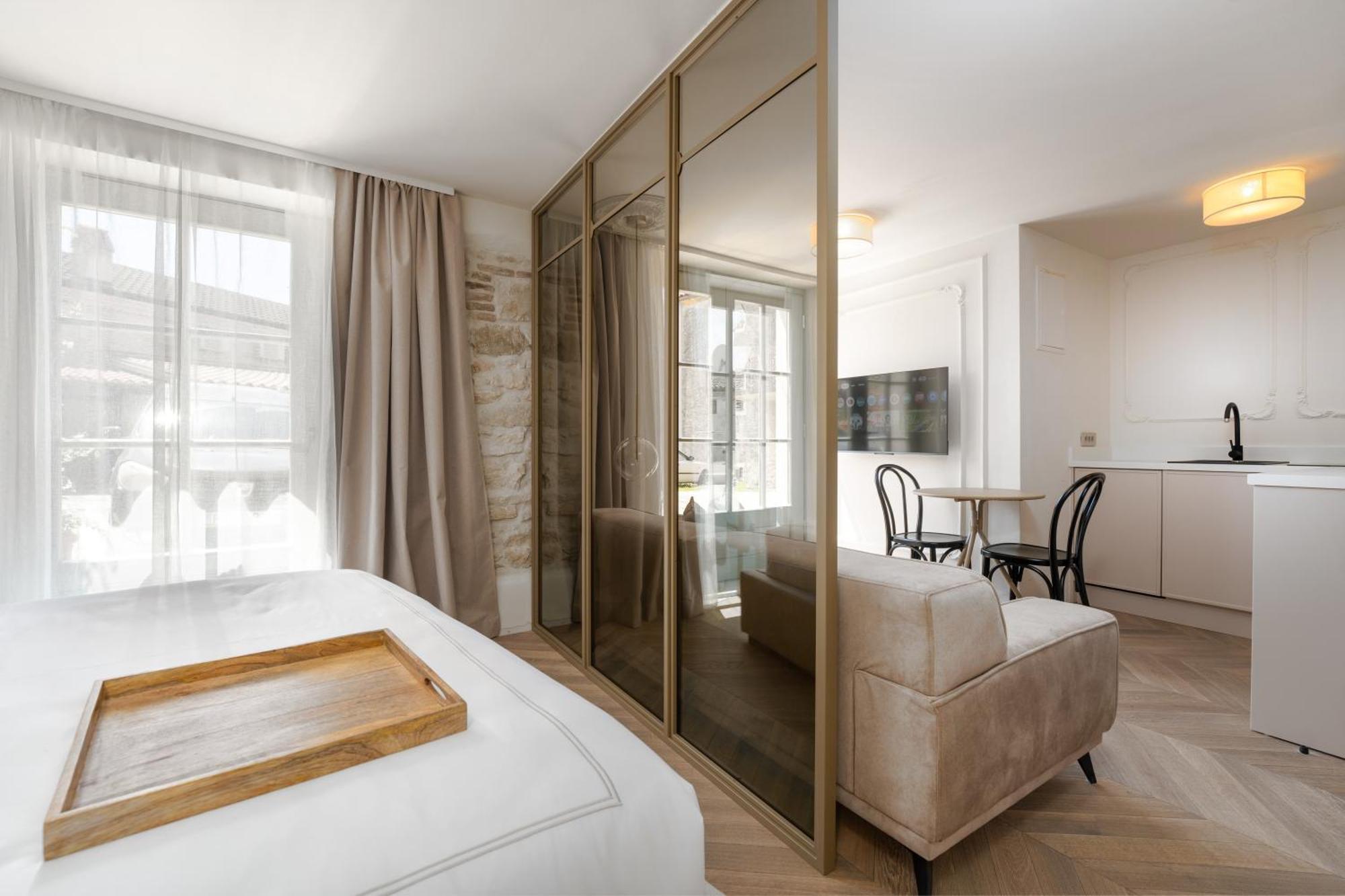 Silent Stone Apartment เวอร์ซาร์ ภายนอก รูปภาพ