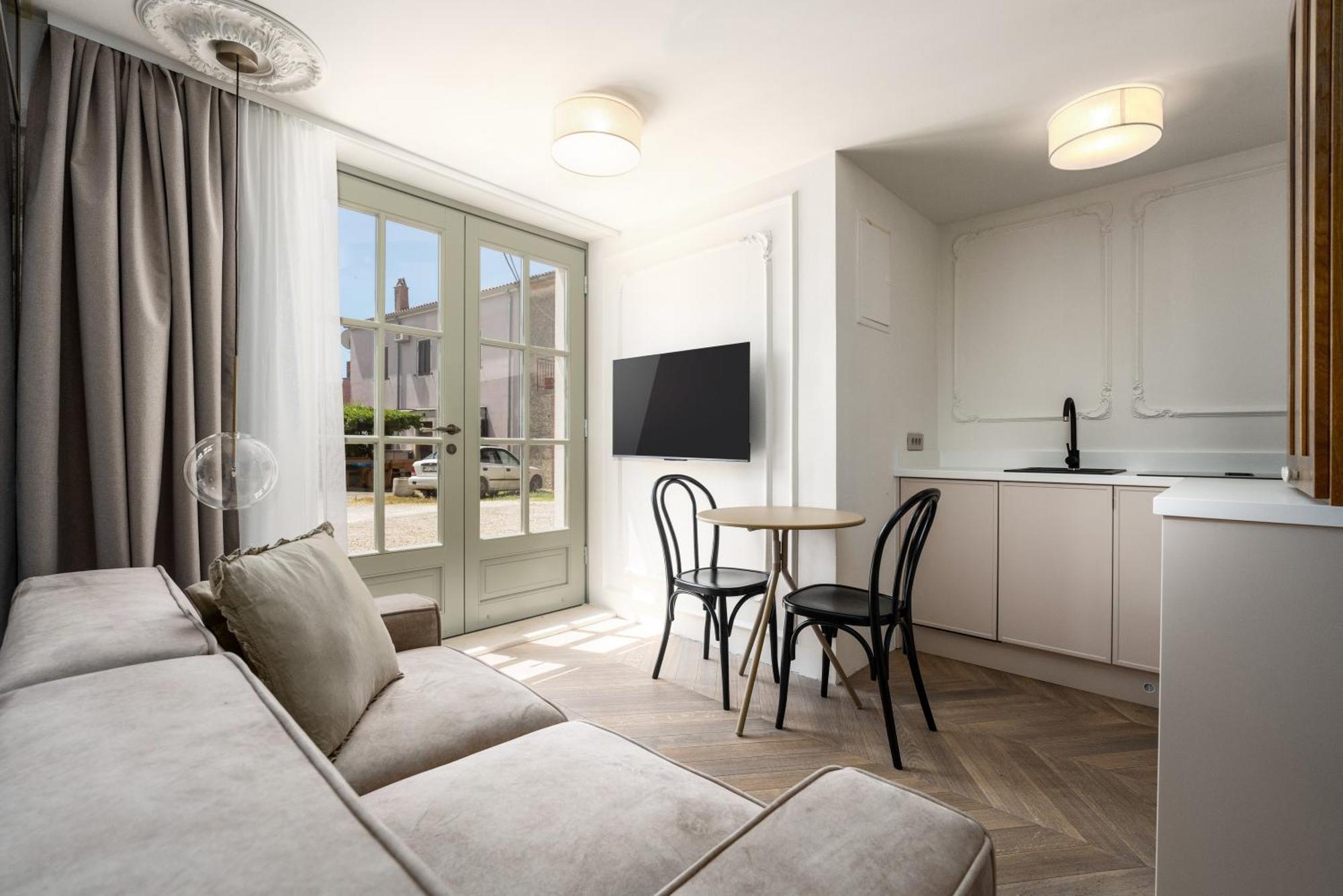 Silent Stone Apartment เวอร์ซาร์ ภายนอก รูปภาพ